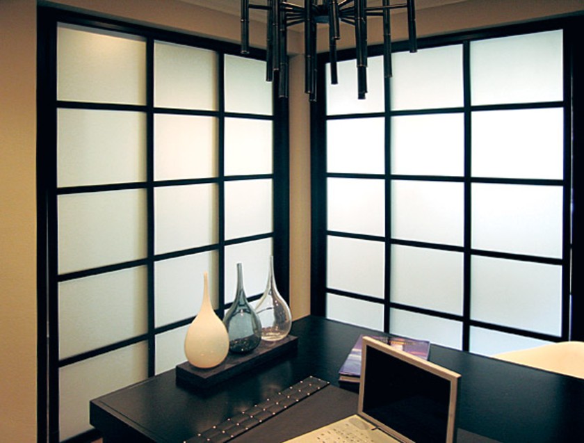 Угловая перегородка в японском стиле с матовым стеклом Пермь