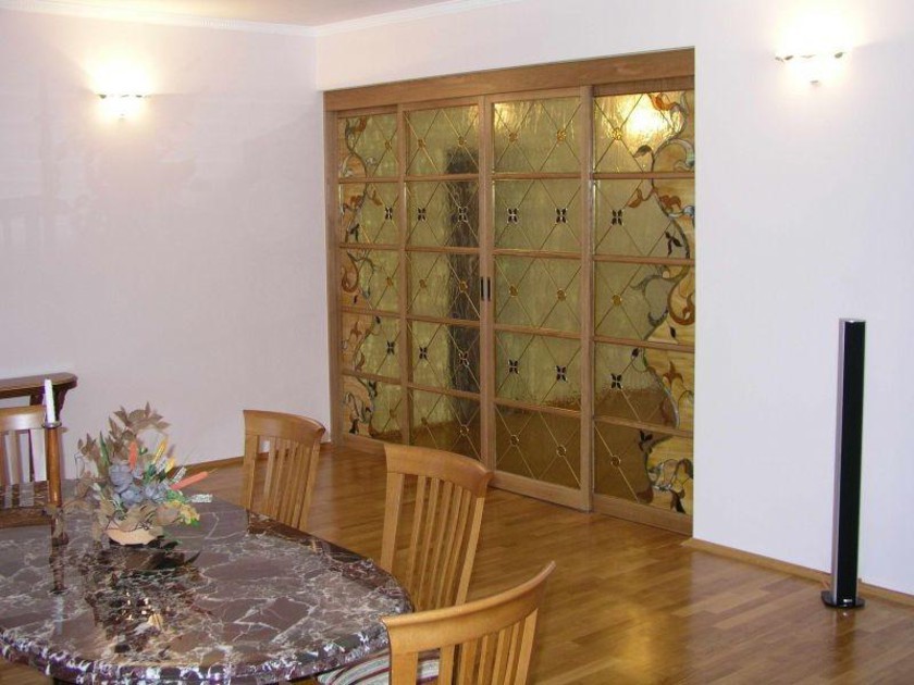 Перегородка для гостиной с цветным стеклом и декоративными вставками Пермь