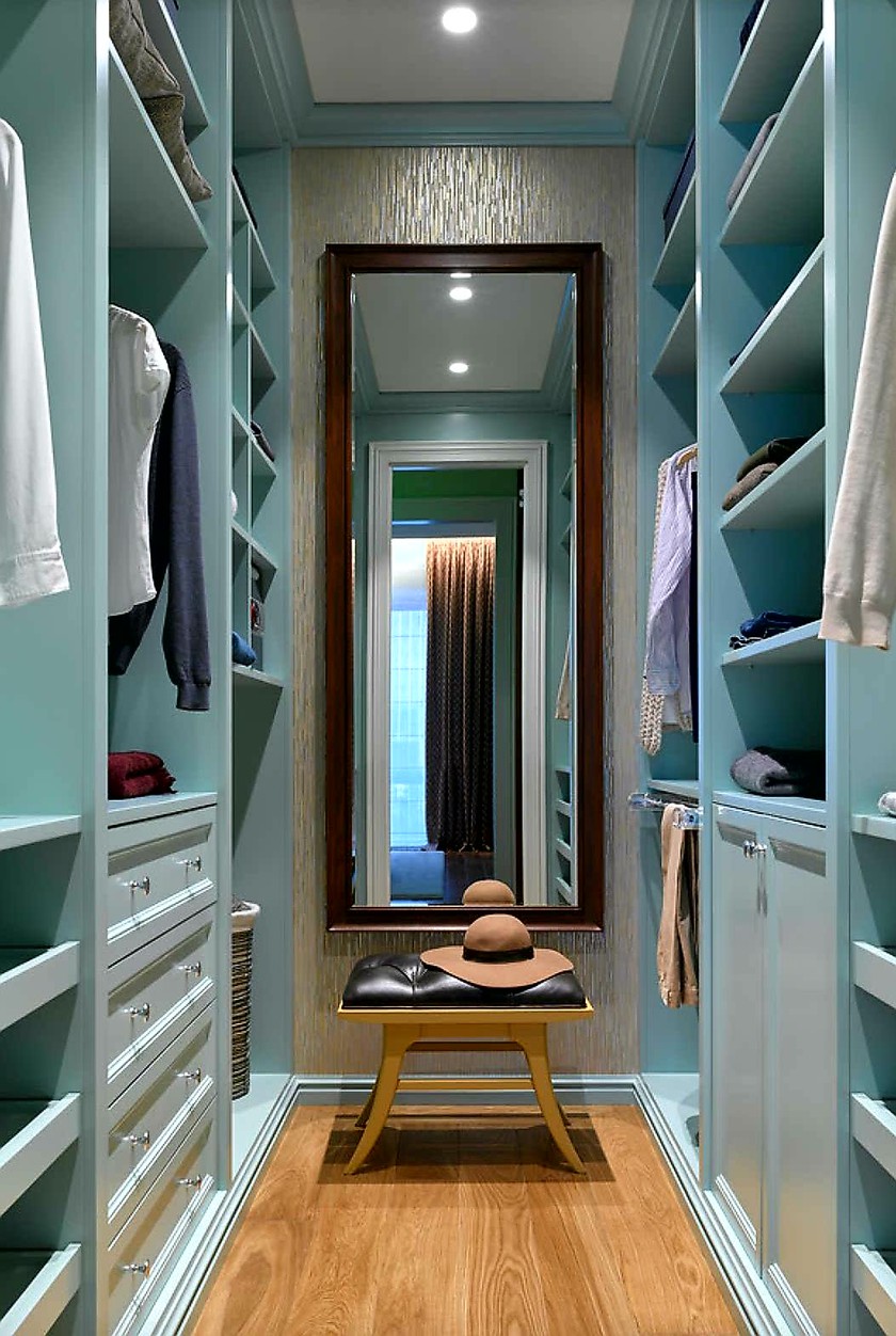 Параллельная гардеробная комната с большим зеркалом Пермь
