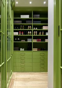 Г-образная гардеробная комната в зеленом цвете Пермь