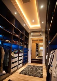 Большая открытая гардеробная комната с комбинированным наполнением Пермь