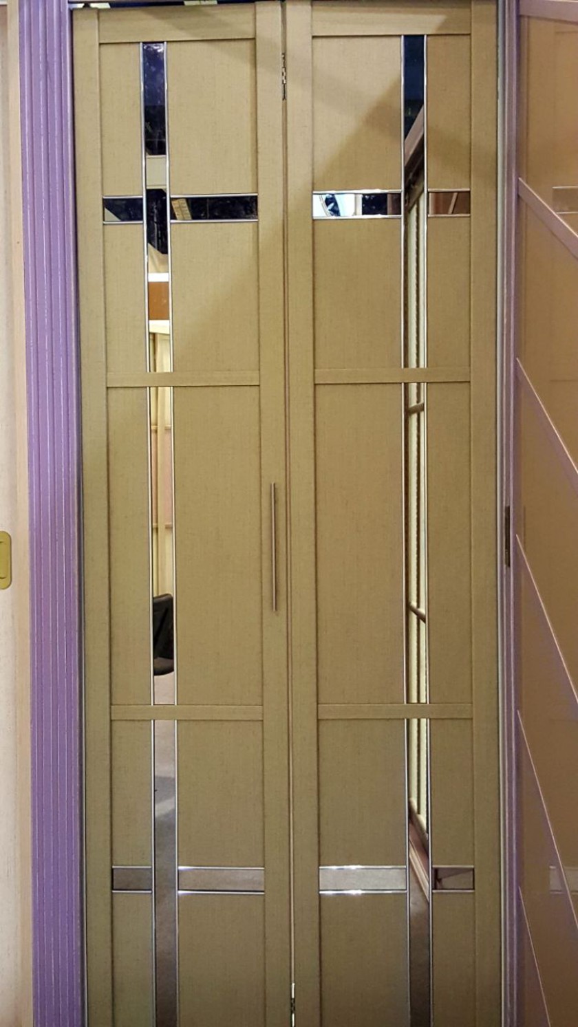 Двери гармошка шпонированные с зеркальным декором Пермь