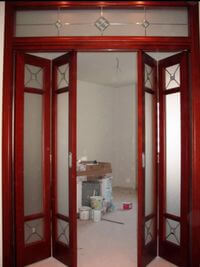 Дверь гармошка с декоративными стеклянными вставками Пермь